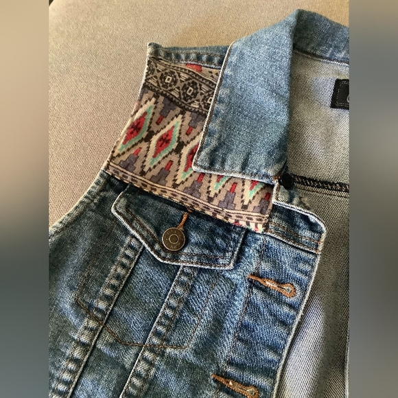 Large sleeveless jean jacket - Picture 2 of 5
